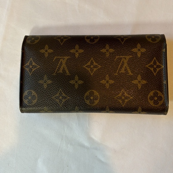 Louis Vuitton International Wallet - Picture 2 of 7
